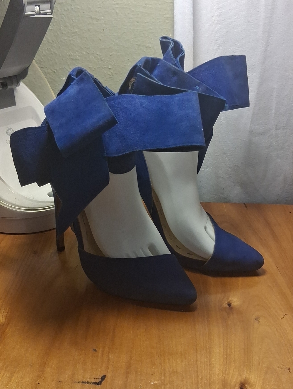 Aminah Abdul Jillil Women’s Blue Suede Bow Pointed-Toe Heels Size 8